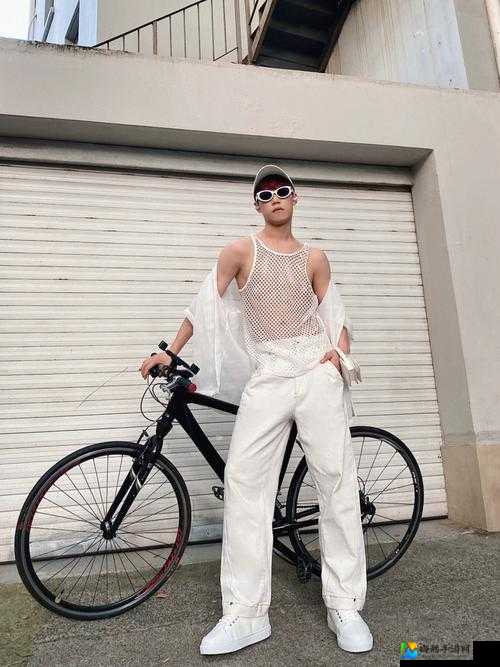 隔着肚兜偷揉酥乳含h的情感密码：亲密与界限如何共存？