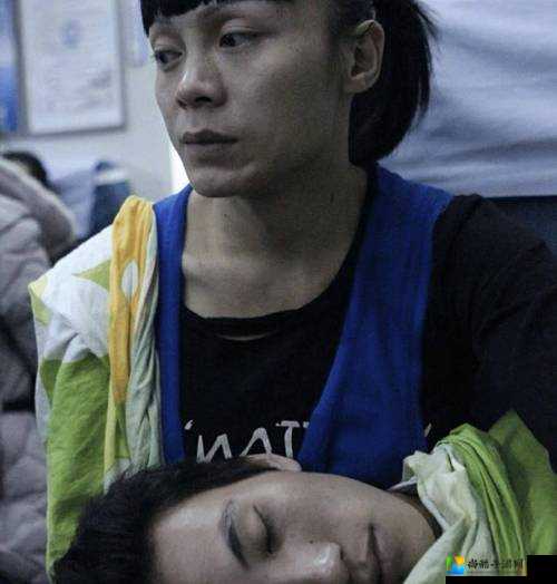 裤子扒开露出白嫩嫩的屁股背后的温暖瞬间，一场关于勇气与信任的成长记
