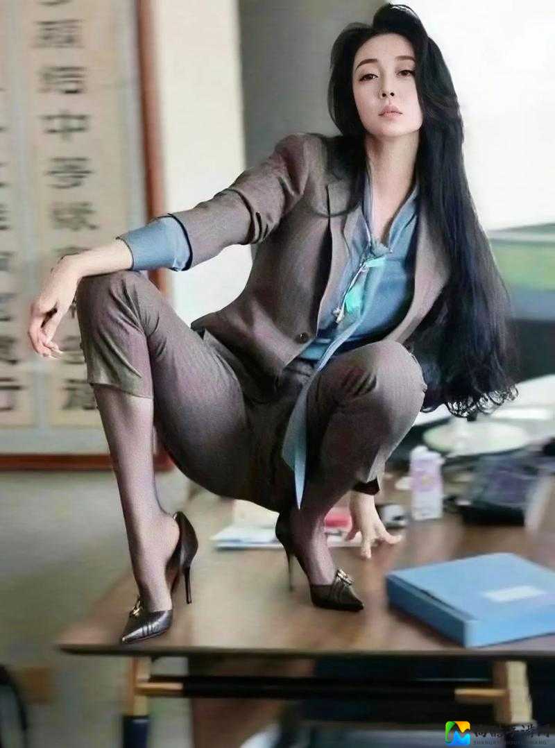 麻麻穿丝袜被领导爽玩的背后：职场文化的异化与重构